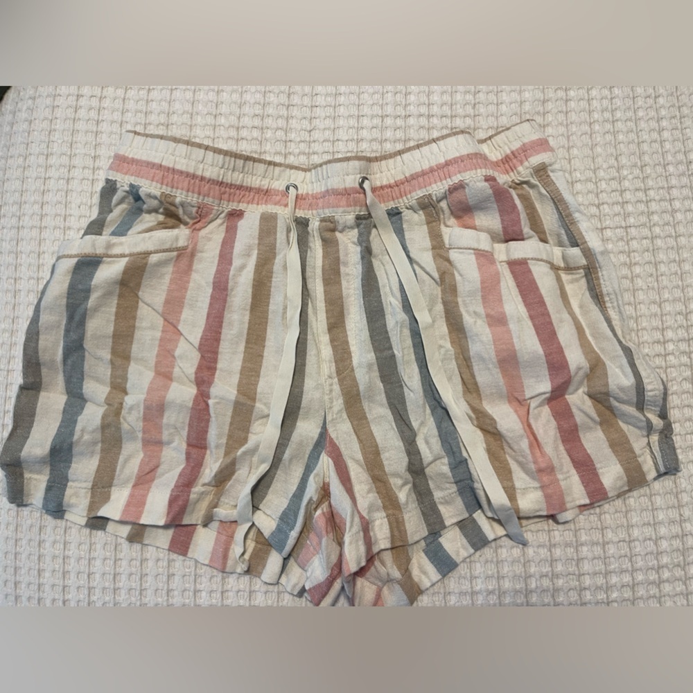 GAP, large striped shorts, loose fit.